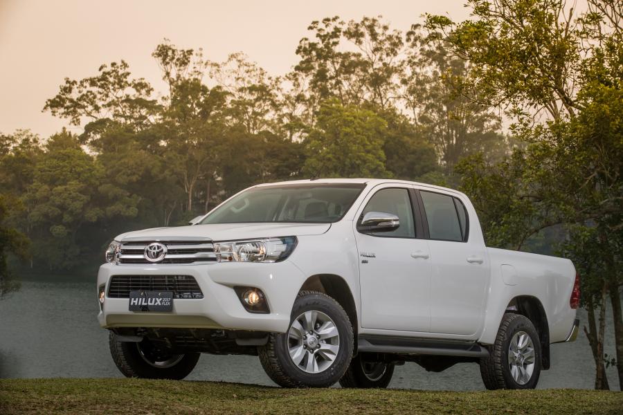  Toyota Hilux SRV Double Cab 2016 года  (LA) (фото 17 из 20)